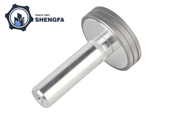 Apakah kelebihan utama penempaan dan pemutus, masing -masing?